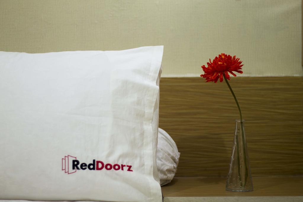 Reddoorz Near Wijaya Kusuma Hotel Surabaya Exterior photo